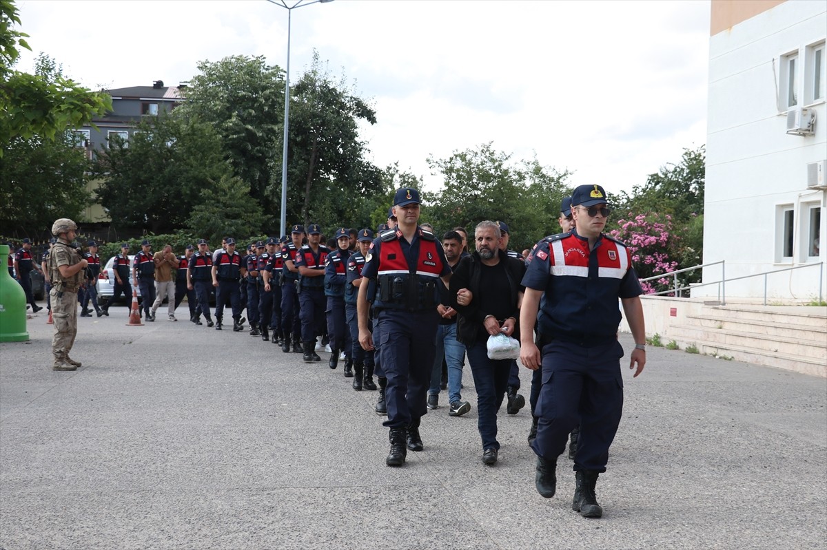 Sakarya'nın Kocaali ilçesinde araç dizaynı ve satışı dolandırıcılığı operasyonunda 13 şüpheli...
