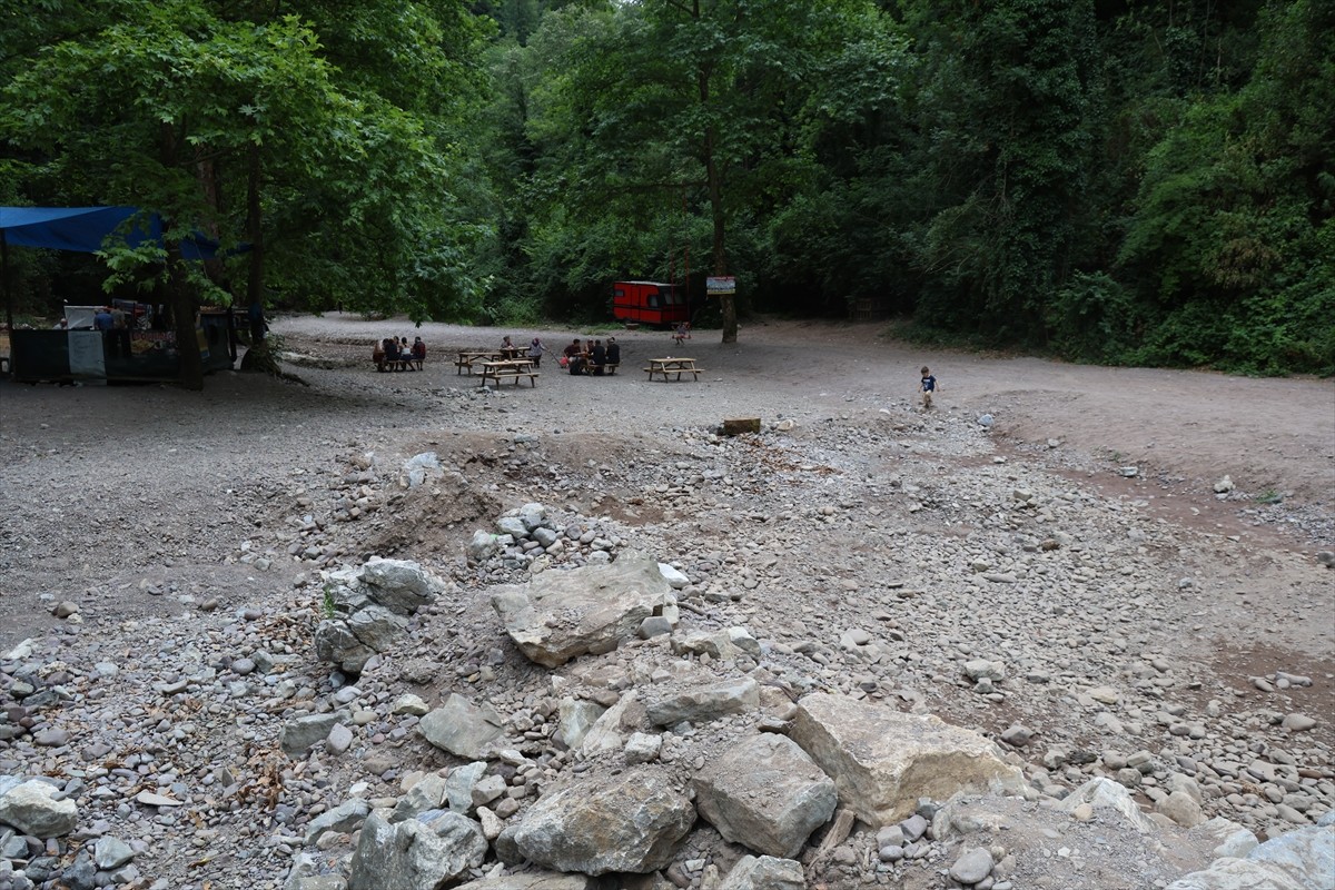 Sakarya'nın Kocaali ve Karasu ilçeleri arasında kalan Maden Deresi ve Şelalesi, bölgede yağış...