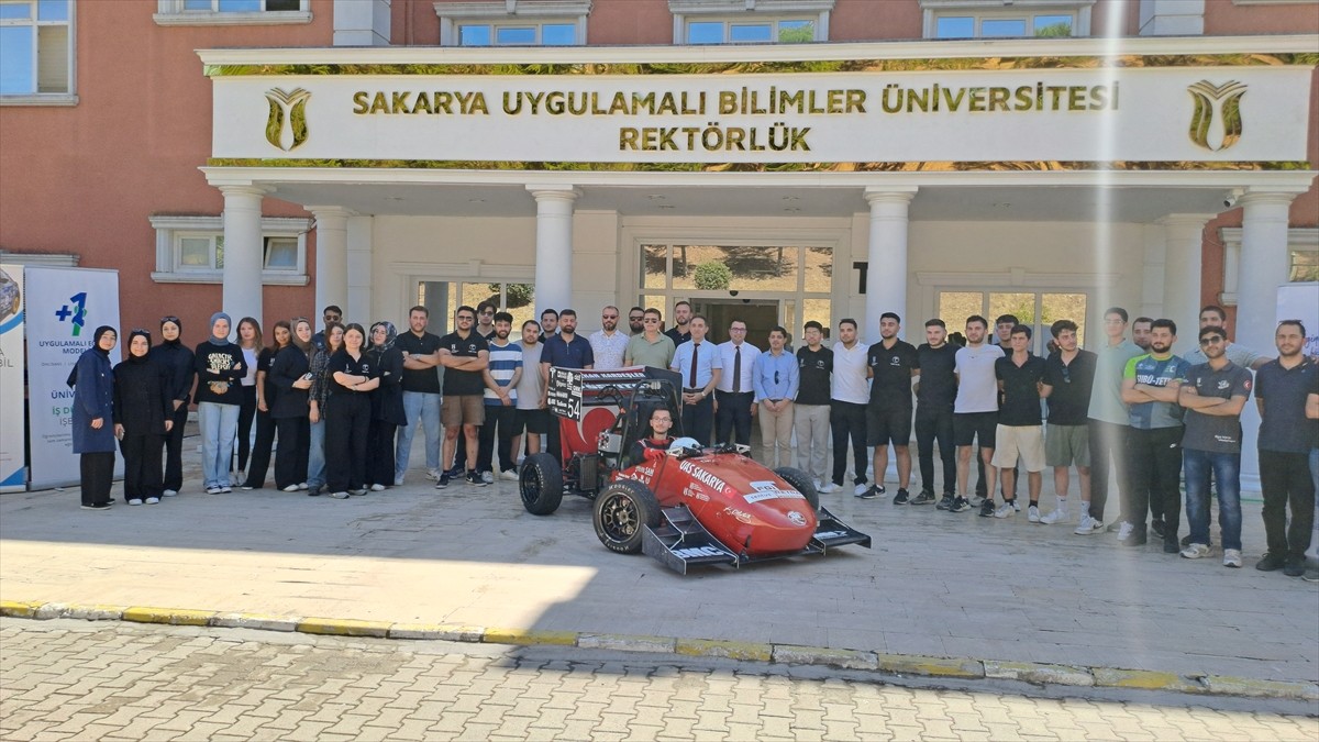 Sakarya Uygulamalı Bilimler Üniversitesi (SUBÜ) öğrencileri, tasarladıkları yarış aracıyla...