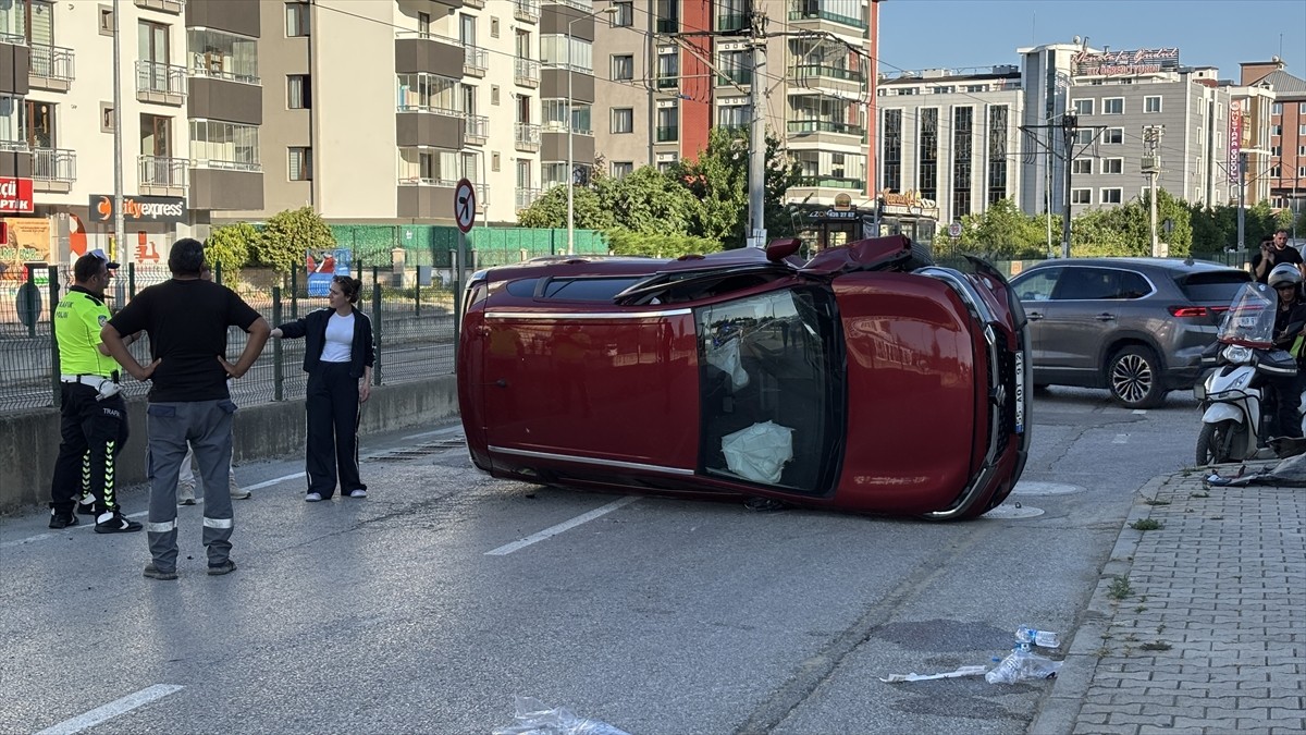 Samsun'un Atakum ilçesinde otomobilin devrilmesi sonucu 2 kişi yaralandı.