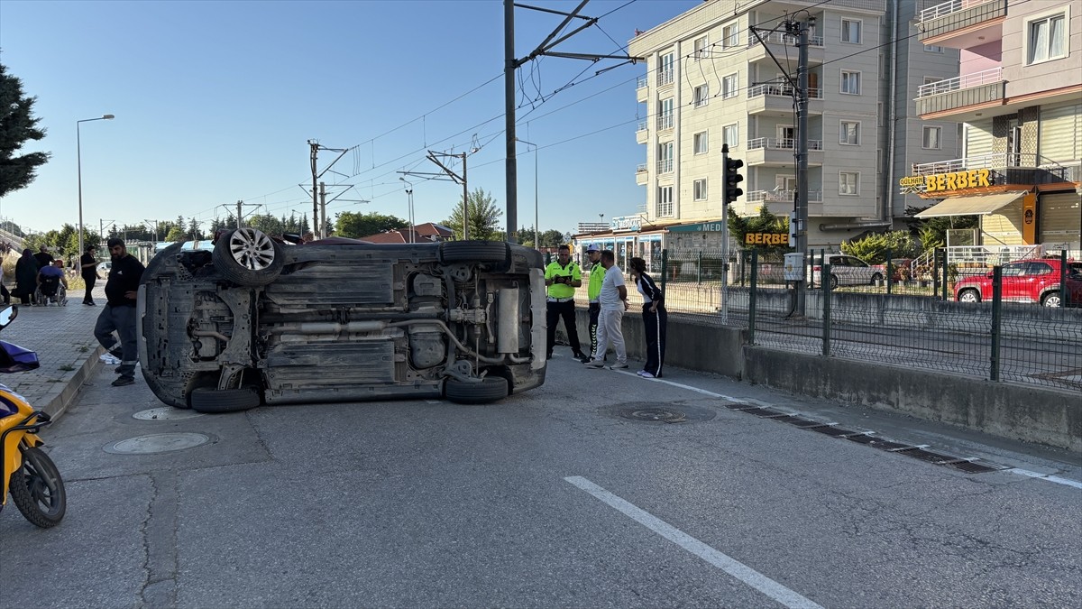 Samsun'un Atakum ilçesinde otomobilin devrilmesi sonucu 2 kişi yaralandı.