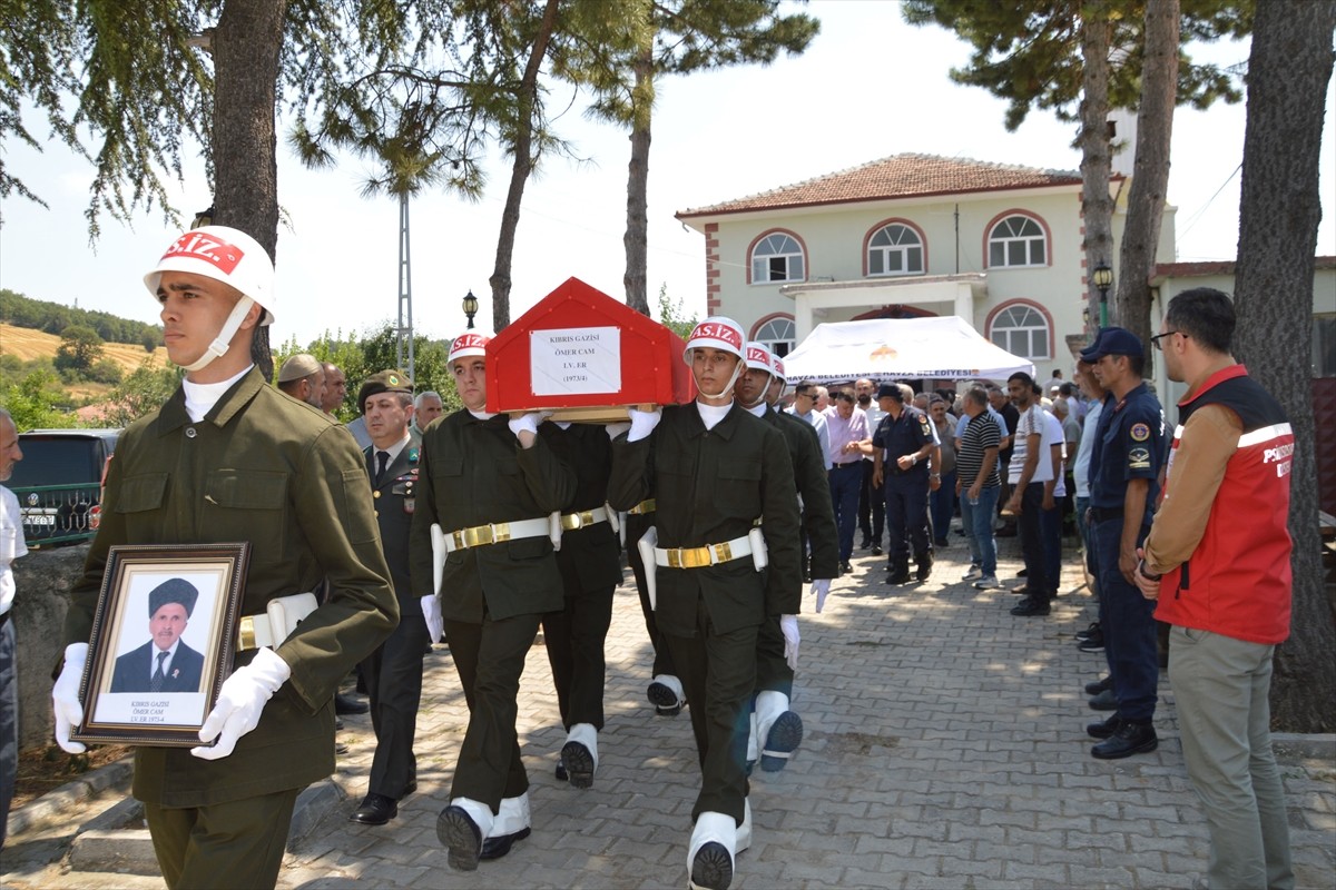 Samsun'un Havza ilçesinde 72 yaşında vefat eden Kıbrıs gazisi Ömer Cam'ın cenazesi, toprağa...