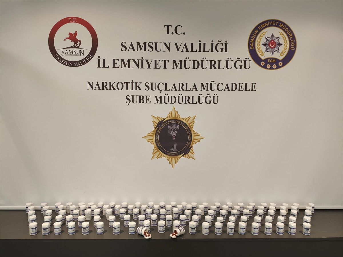 Samsun'un İlkadım ilçesinde düzenlenen uyuşturucu operasyonunda 7 bin 336 sentetik ecza hapı ele...
