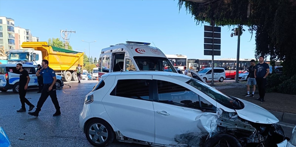 Samsun'un İlkadım ilçesinde meydana gelen trafik kazasında 2'si polis memuru 3 kişi yaralandı....