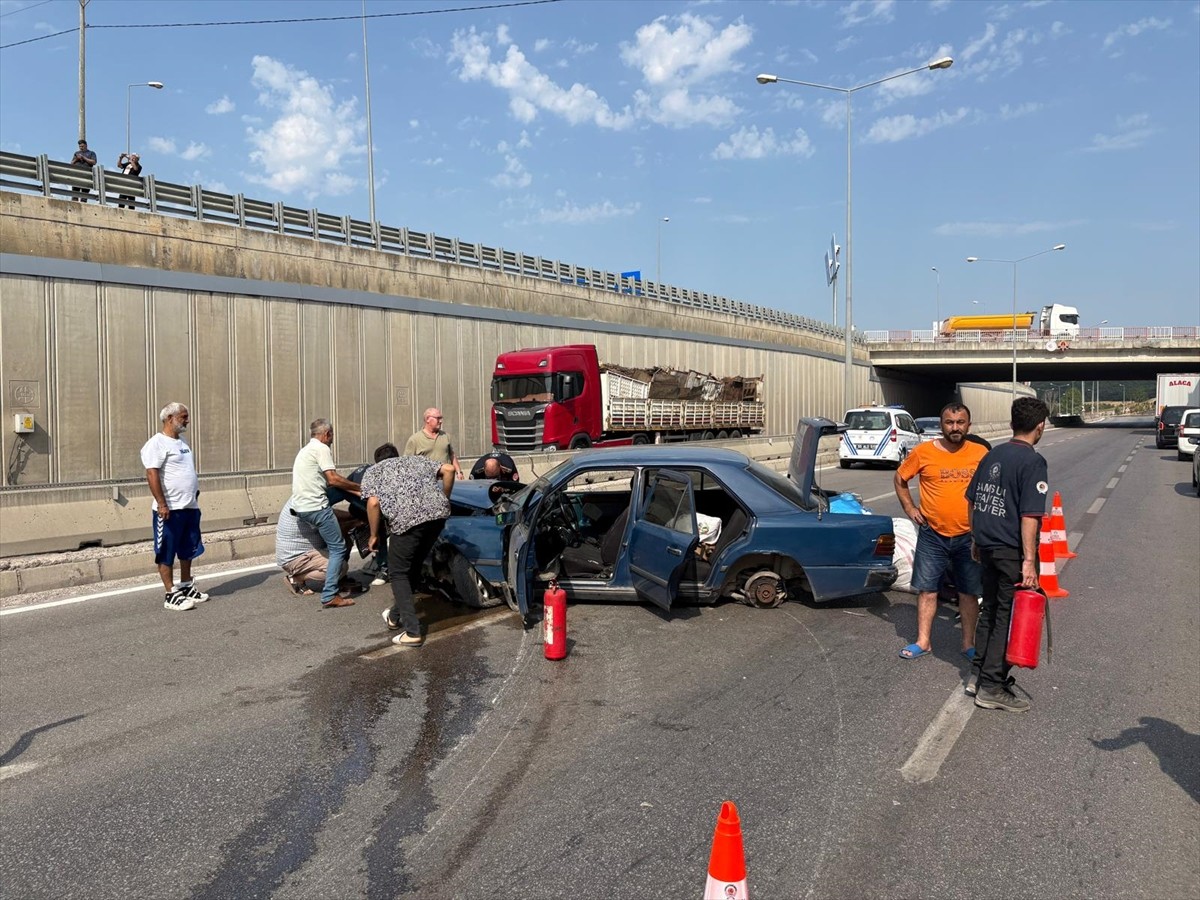 Samsun'un Kavak ilçesinde otomobil ile kamyonun çarpışması sonucu 5 kişi yaralandı.