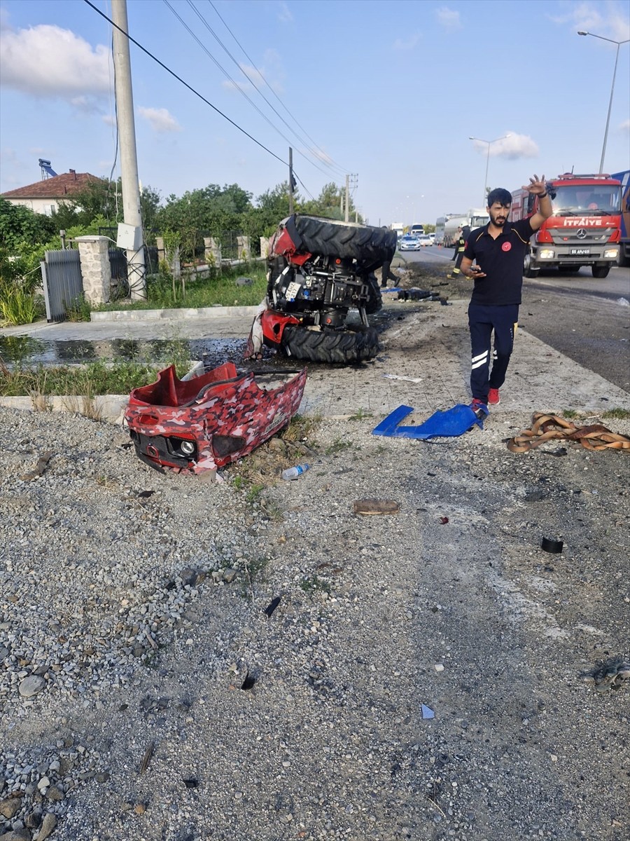 Samsun'un Terme ilçesinde tırın çarptığı traktörün sürücüsü yaşamını yitirdi.