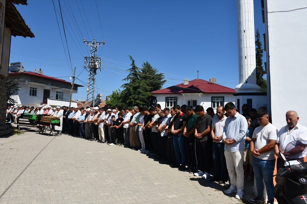 Samsun'un Vezirköprü ilçesinde serinlemek için girdikleri baraj gölünde boğulan 2 gencin cenazesi...