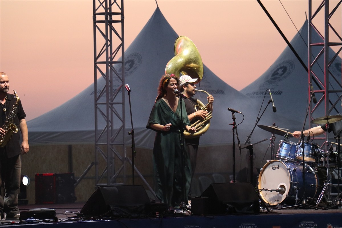 Samsun Büyükşehir Belediyesi tarafından düzenlenen 35. Uluslararası Halk Oyunları Festivali devam...