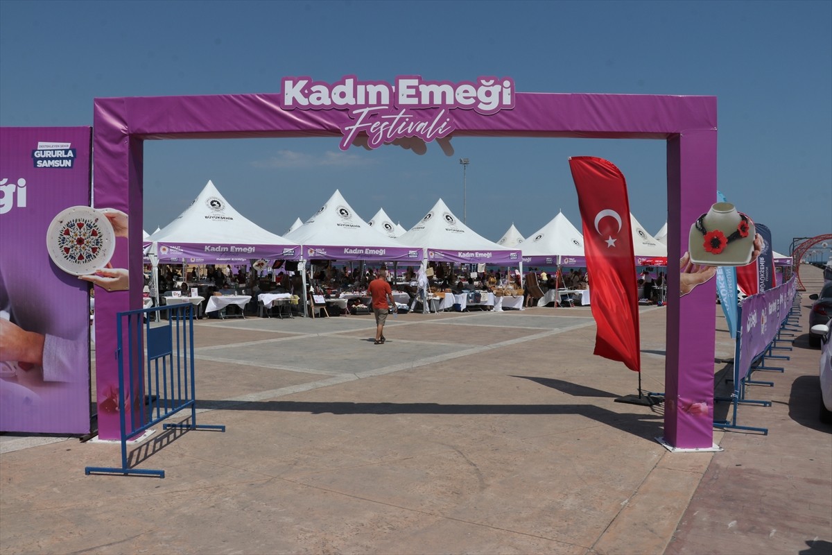 Samsun Büyükşehir Belediyesi tarafından düzenlenen, kadınların el emeği ürünlerinin sergilendiği...