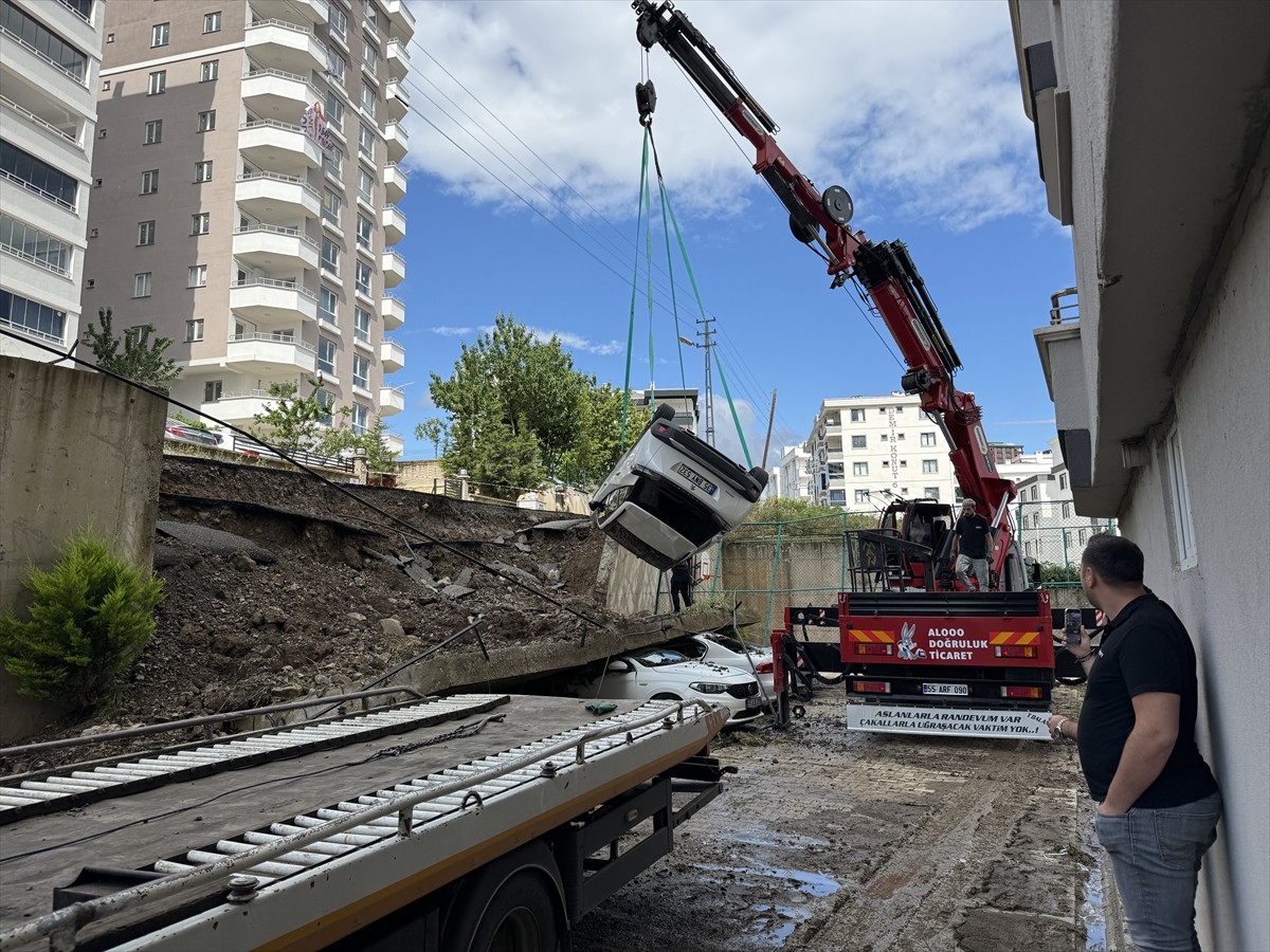 Samsun’un Atakum ilçesinde istinat duvarının çökmesi sonucu 4 araçta hasar oluştu. Çevrede...