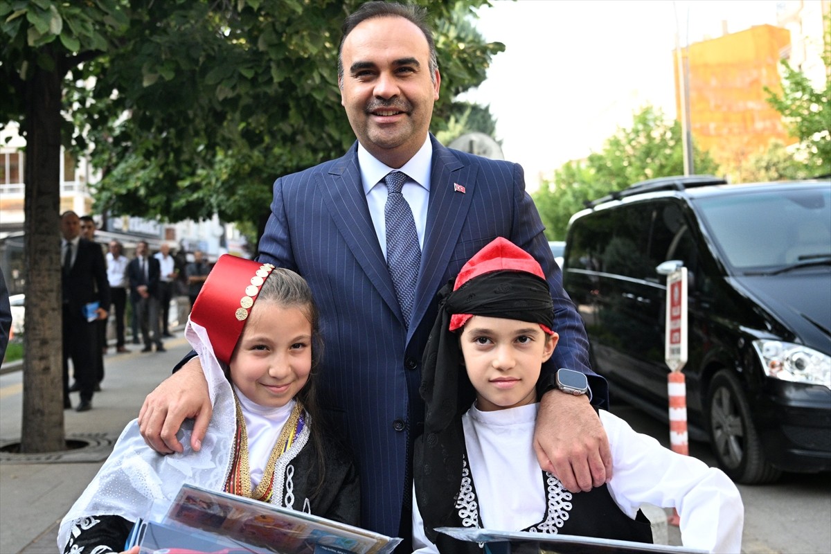 Sanayi ve Teknoloji Bakanı Mehmet Fatih Kacır (sağda), bazı programlara katılmak için geldiği...