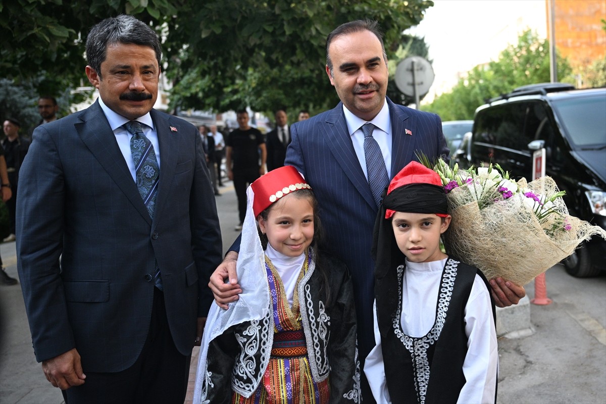 Sanayi ve Teknoloji Bakanı Mehmet Fatih Kacır (sağda), bazı programlara katılmak için geldiği...