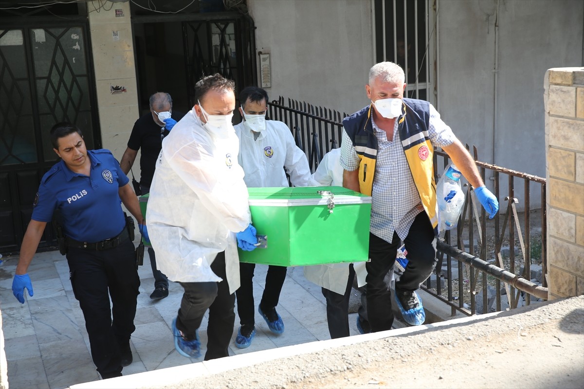 Şanlıurfa'nın Haliliye ilçesinde yalnız yaşayan 28 yaşındaki kişi evinde ölü bulundu. Bölgeye...