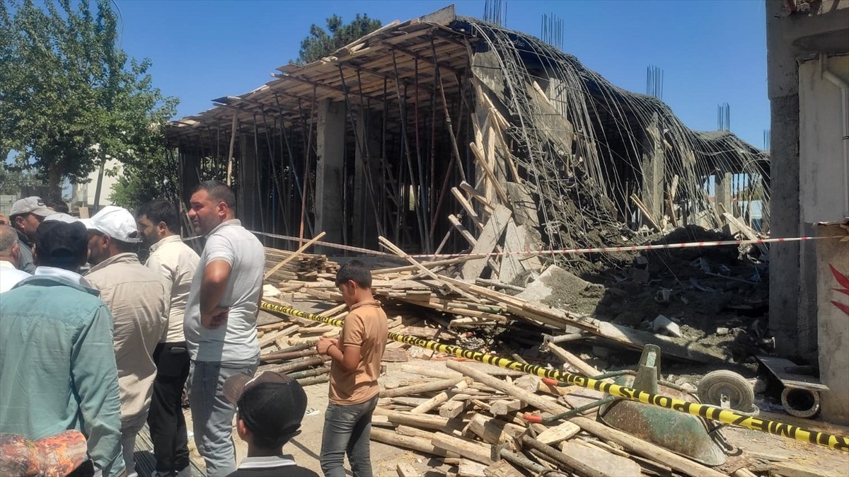 Şanlıurfa'nın Viranşehir ilçesinde Hürriyet Mahallesi Tılbender Caddesi'nde yapımı süren inşaatın...