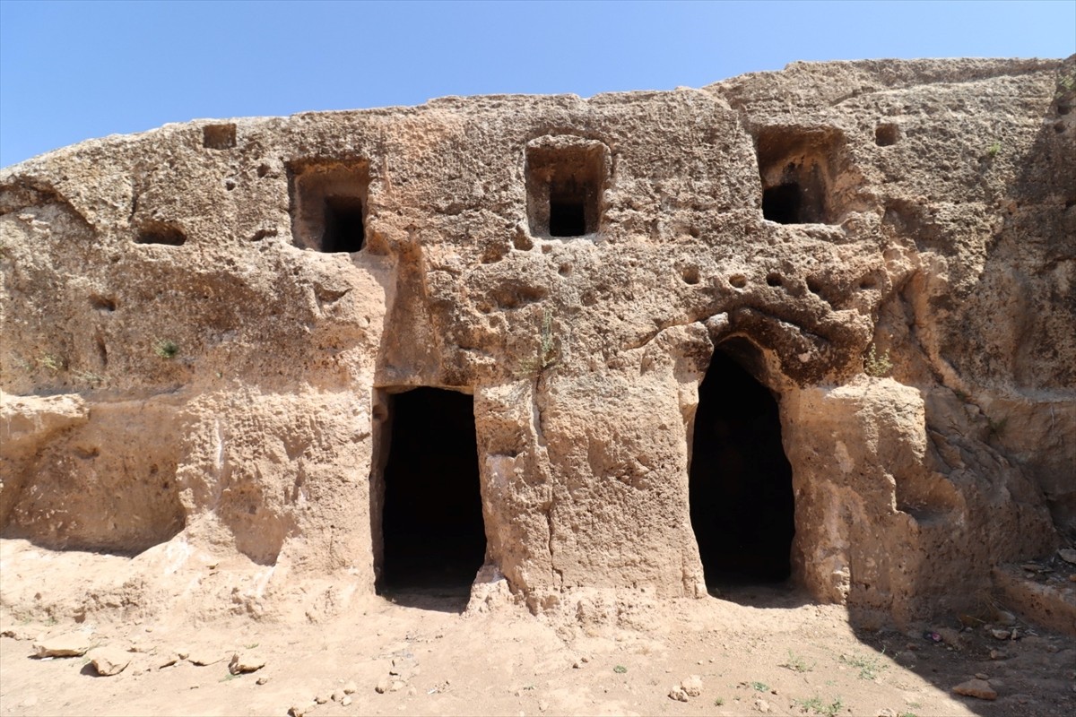 Şanlıurfa Valisi Hasan Şıldak, Viranşehir ilçesindeki kaya kilisesinin kayıt altına alındığını...
