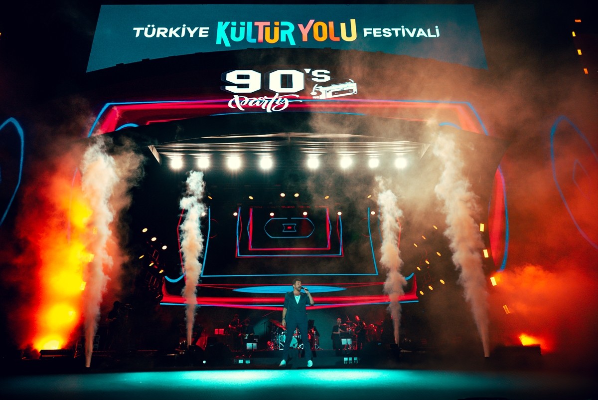 Şarkıcı Gökhan Tepe, Kültür ve Turizm Bakanlığınca düzenlenen "Van Kültür Yolu Festivali"...
