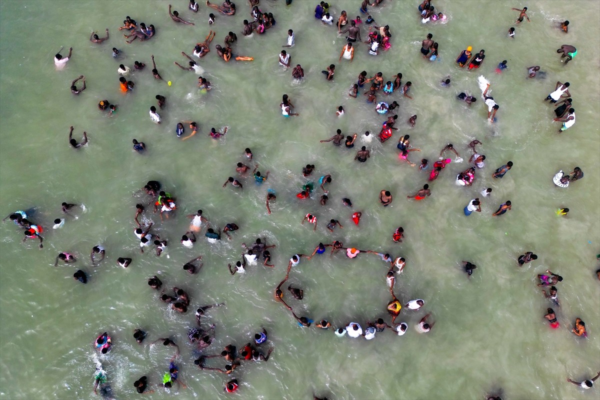 Senegal'in başkenti Dakar'da sıcak havadan bunalanlar sahillere akın etti. Senegal'de yüksek...