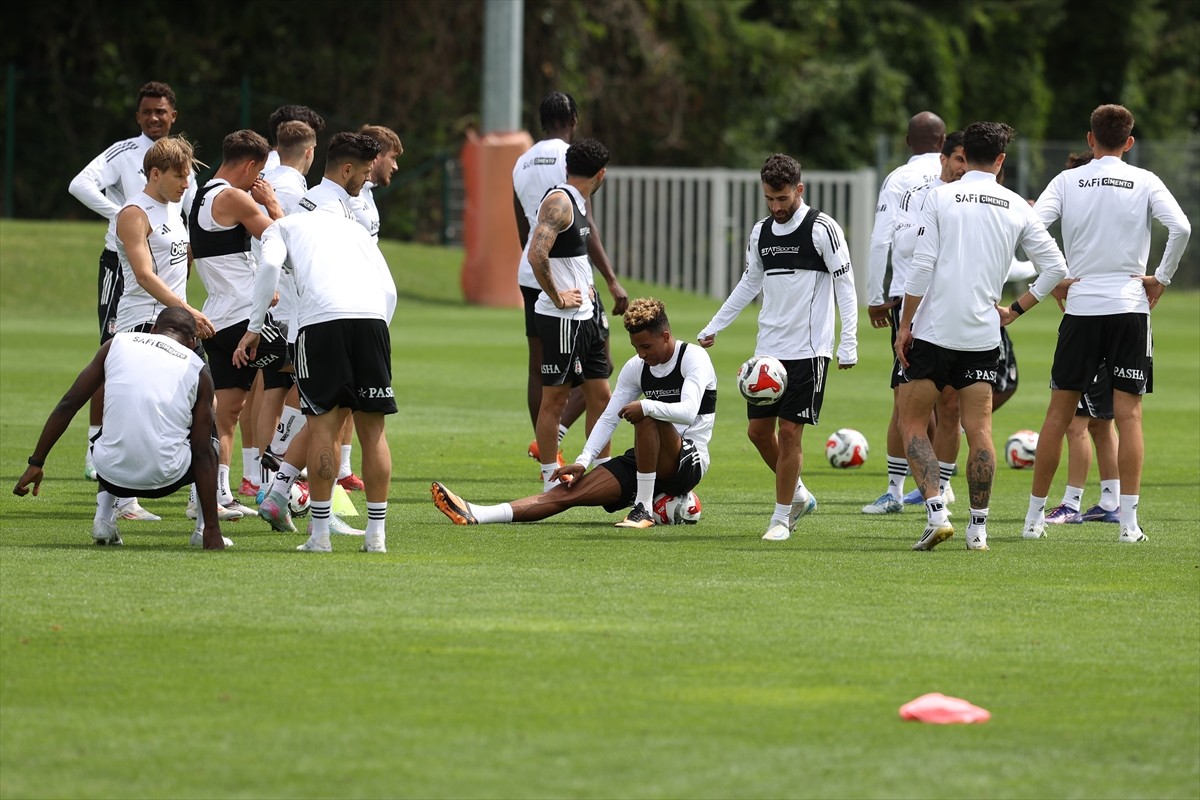 Sezon öncesi kamp çalışmalarına Avusturya'nın Wiener Neustadt kentinde devam eden Beşiktaş...