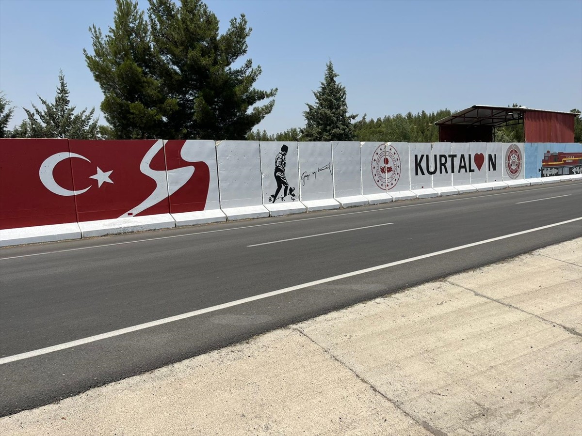 Siirt'in Kurtalan ilçesindeki jandarma güvenlik noktasına Kurtalan Ekspresi'nin resmi çizildi.