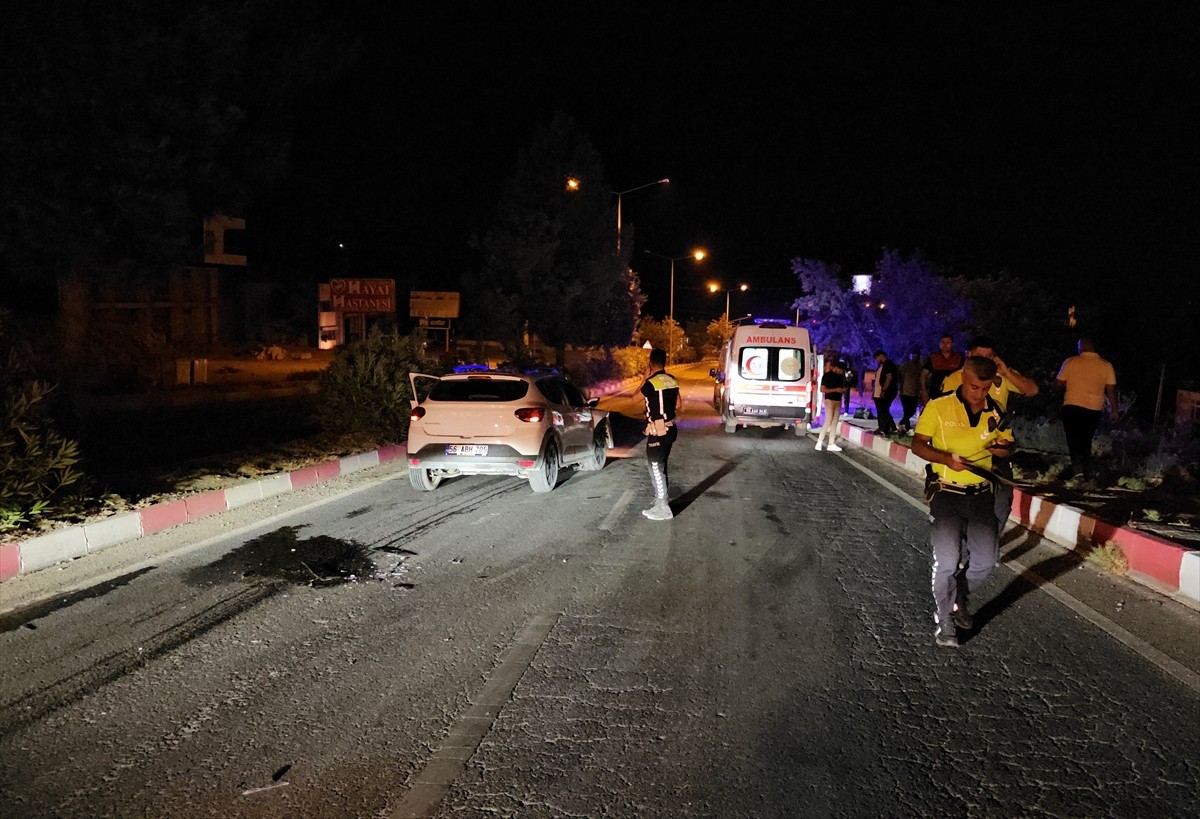 Siirt'te iki otomobilin çarpışması sonucu 7 kişi yaralandı. Ekipler bölgede çalışma...