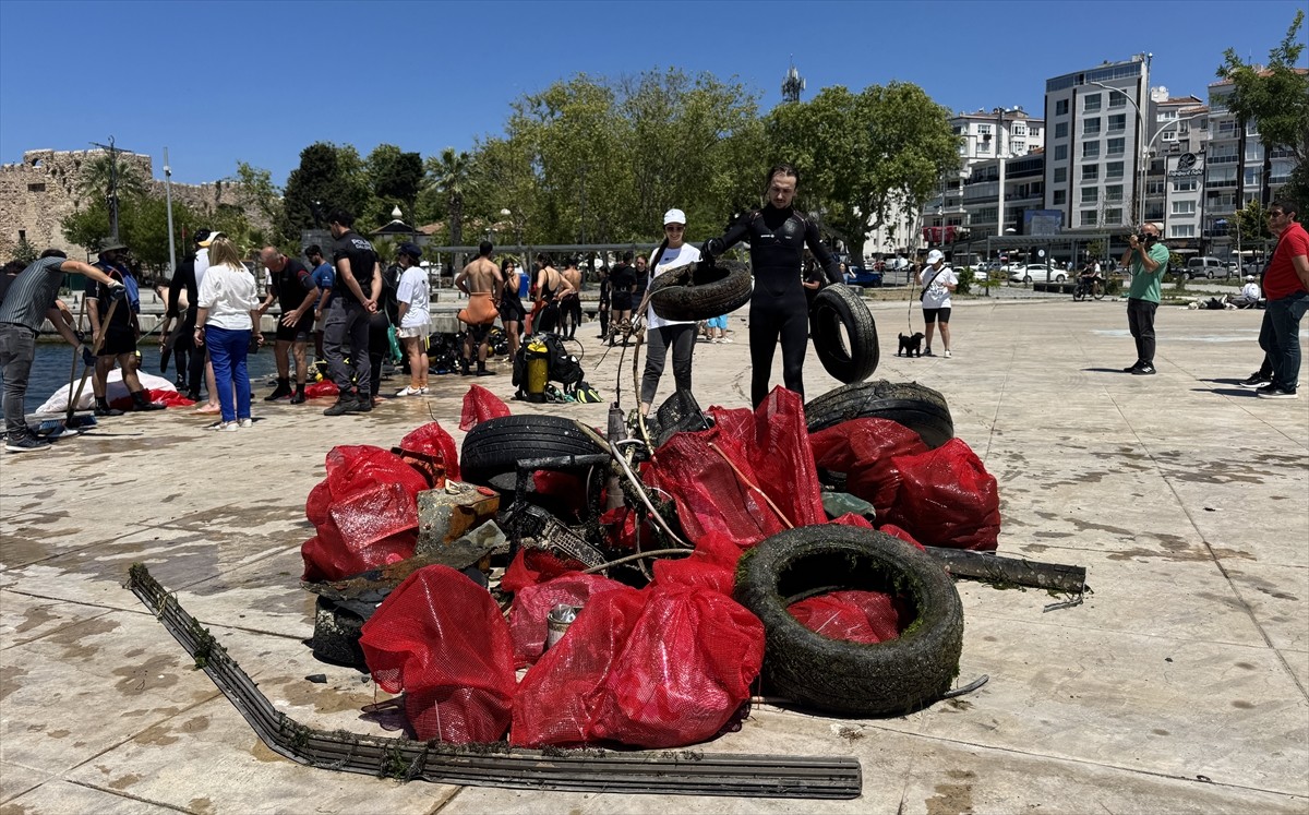 Sinop'ta 16 dalgıcın katılımıyla gerçekleştirilen deniz dibi temizliğinde su altında perde...