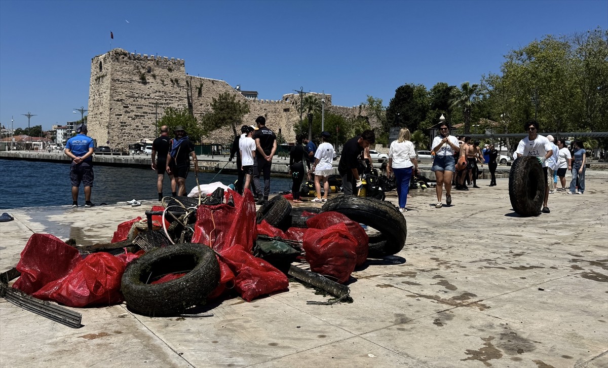 Sinop'ta 16 dalgıcın katılımıyla gerçekleştirilen deniz dibi temizliğinde su altında perde...