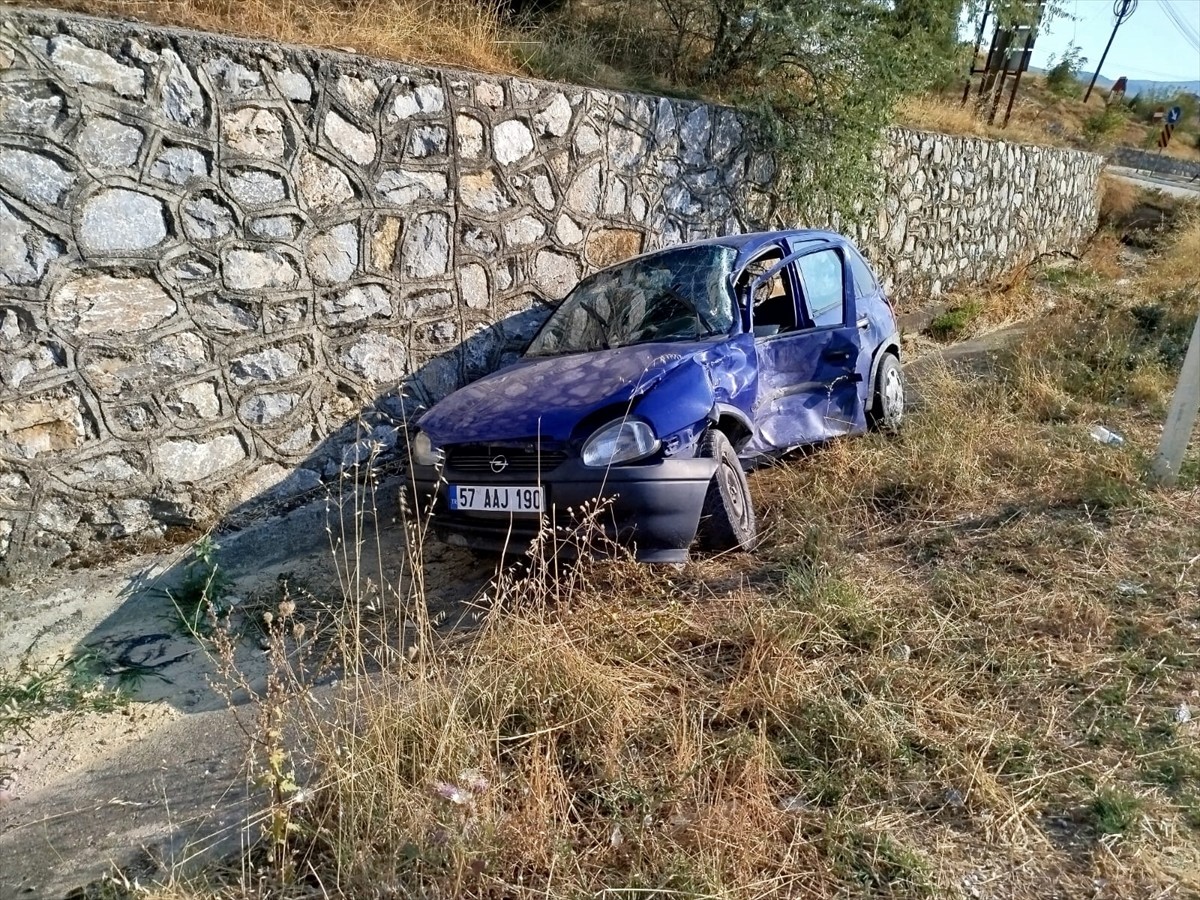 Sinop’un Boyabat ilçesinde kamyonla otomobilin çarpıştığı kazada anne ve oğlu yaralandı.