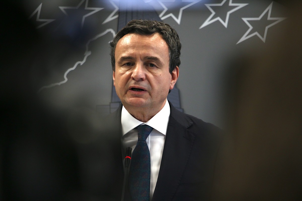 Sırbistan Kosova Ofisi Direktörü Petar Petkovic, yardımcısı Igor Popovic'in Kosova'da...