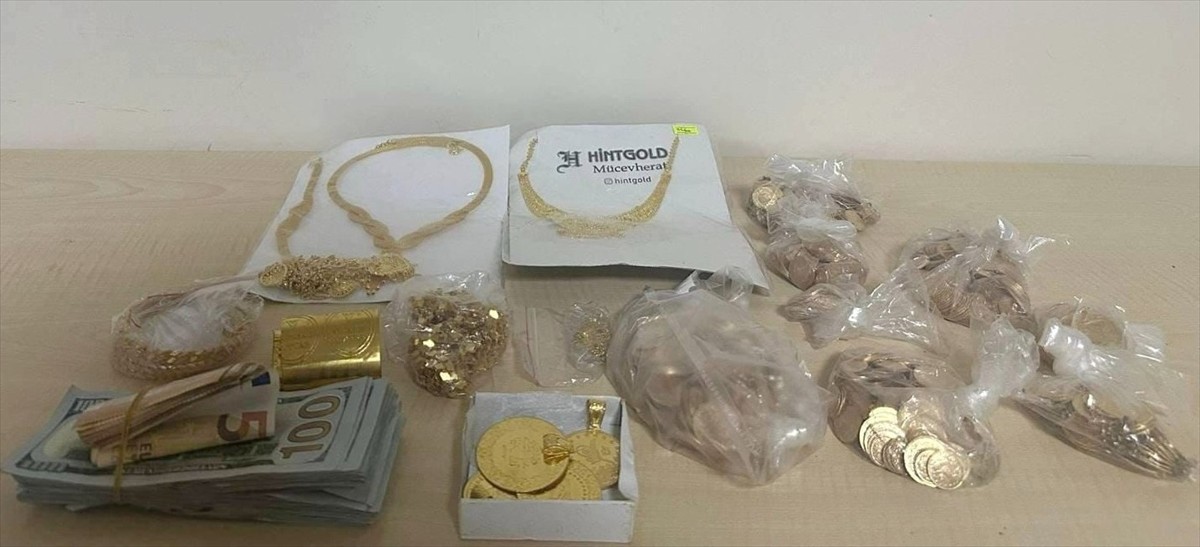 Şırnak'ta bir araçtan yaklaşık 5 kilogram altın ile döviz çaldıkları iddiasıyla Mardin'de 2...