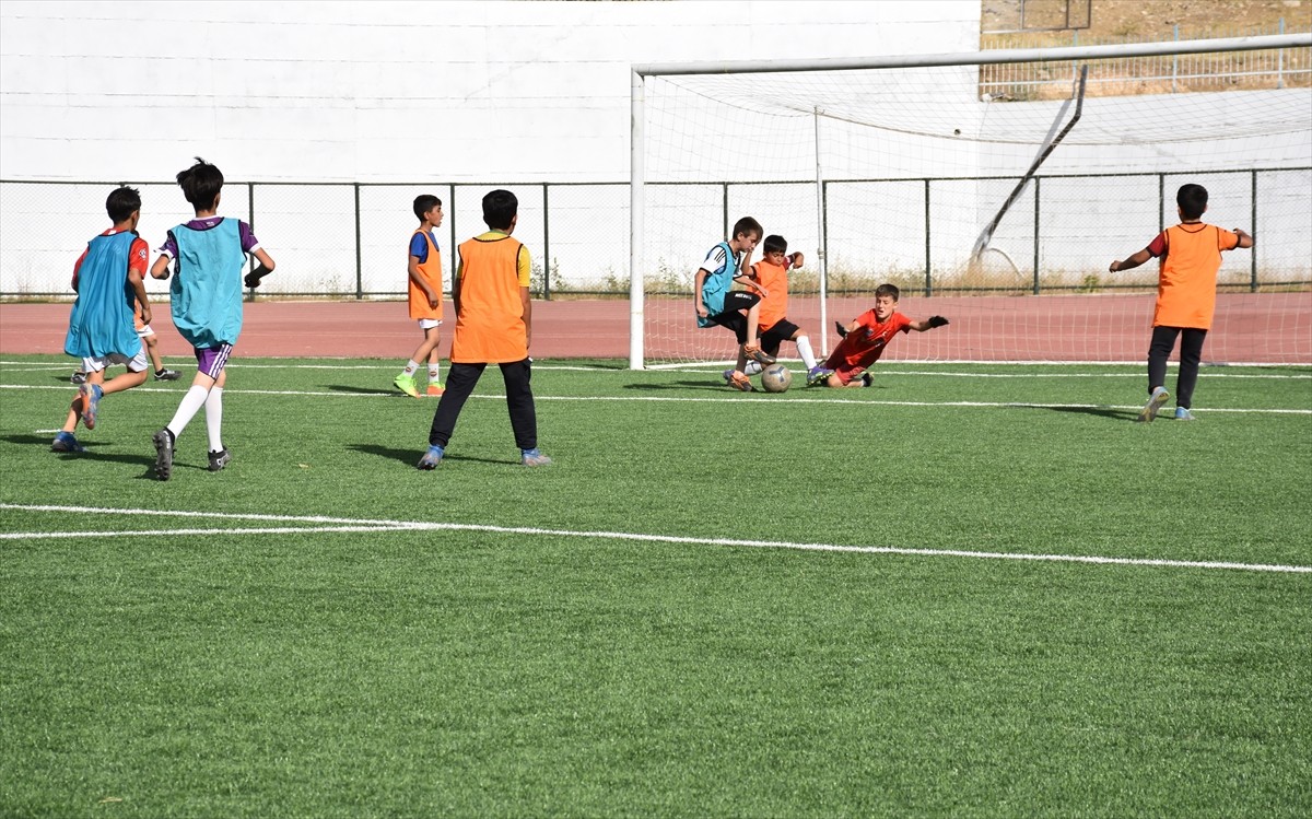 Şırnak'ta Gençlik ve Spor İl Müdürlüğü organizasyonunda "Geleceğin Yıldızları Burada Yetişiyor"...
