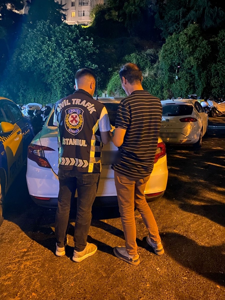  Şişli'de, ambulansa yol vermediği belirlenen hafif ticari aracın sürücüsüne para cezası...