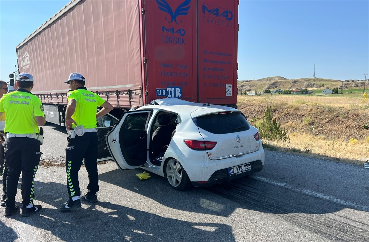 Sivas'ın İmranlı ilçesinde otomobilin tıra çarpması sonucu 1 çocuk hayatını kaybetti, biri çocuk 5...