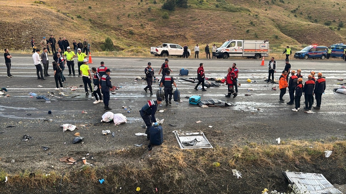 Sivas'ın İmranlı ilçesinde yolcu otobüsünün dağın yamacına çarpması sonucu 3 kişi öldü, 24 kişi...