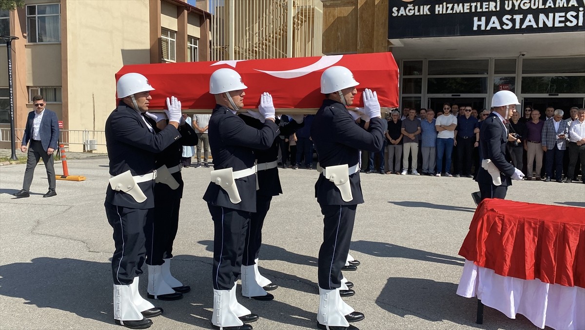 Sivas'ın Kangal ilçesinde meydana gelen trafik kazasında yaralanan eski Bitlis Valisi olan Mülkiye...