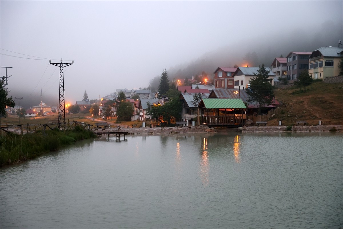 Sivas'ın Koyulhisar ilçesindeki Eğriçimen Yaylası'nda soğuk hava etkisini sürdürüyor.