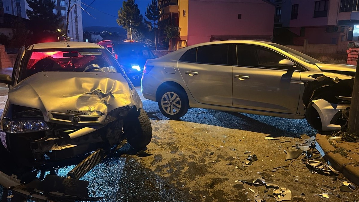 Sivas'ta iki otomobilin çarpışması sonucu 6 kişi yaralandı.