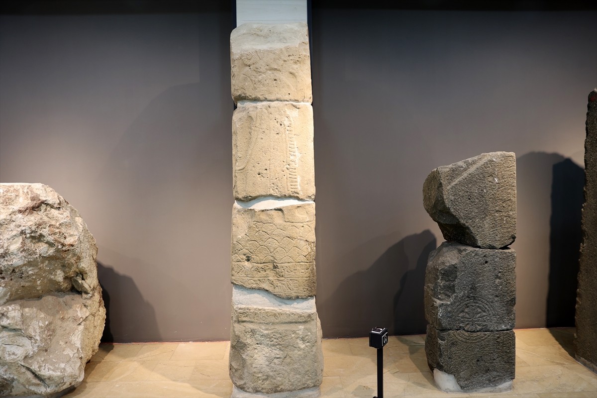 Sivas Arkeoloji Müzesi'nde sergilenen İspekçir stelinde (taş eser) Hititlerin Anadolu'daki son...