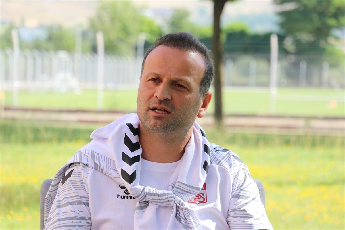 Sivasspor Teknik Direktörü Osman Zeki Korkmaz, kulüp tesislerinde basın mensuplarıyla bir araya...