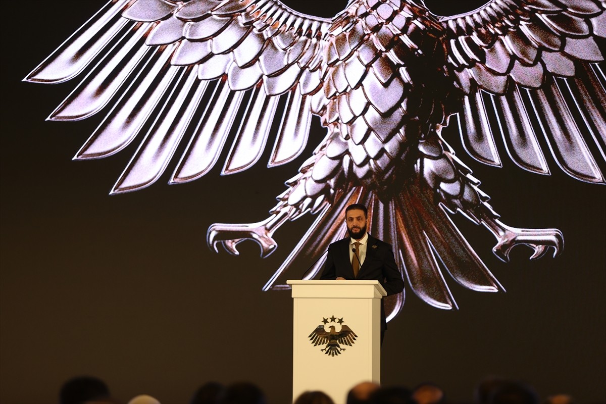 Suriye'de, 61 yıllık Baas rejiminin devrilmesinin ardından yeniden inşa sürecinde ülkenin ulusal...