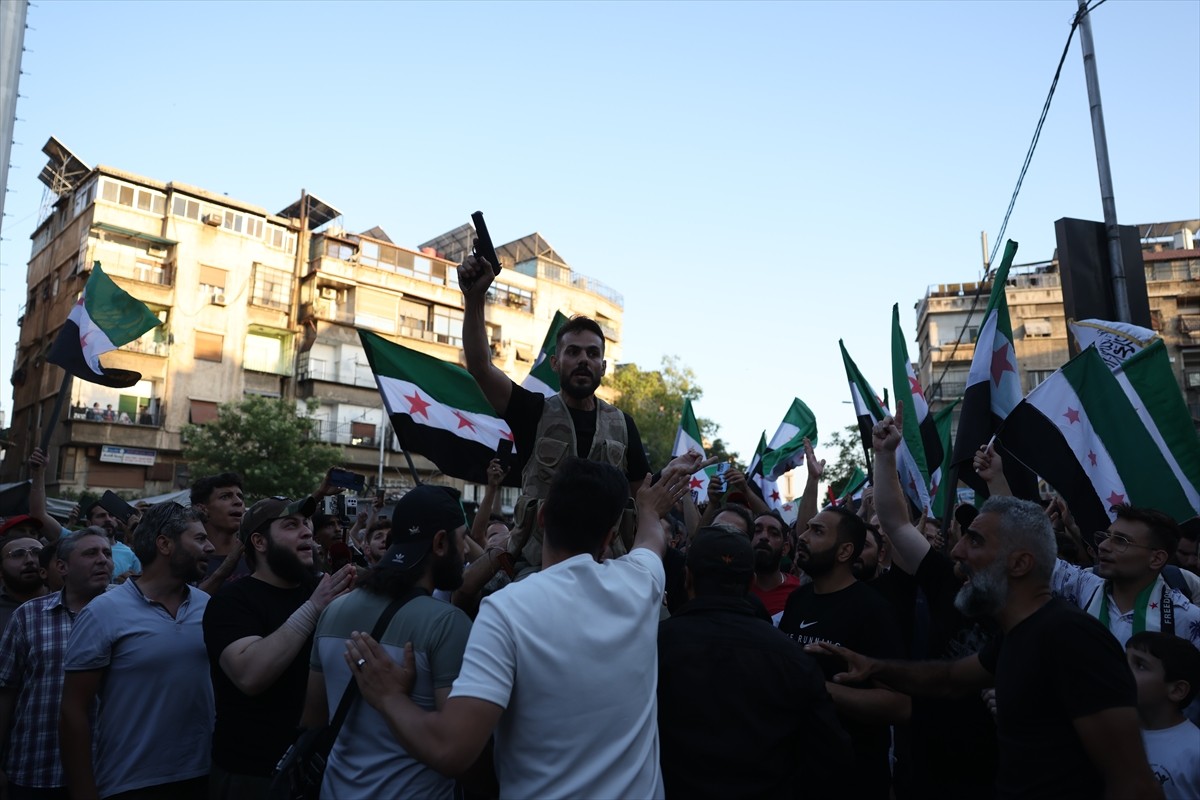 Suriye'nin başkenti Şam'da binlerce kişi, İsrail'in ülkeye yönelik düzenlediği hava saldırılarını...