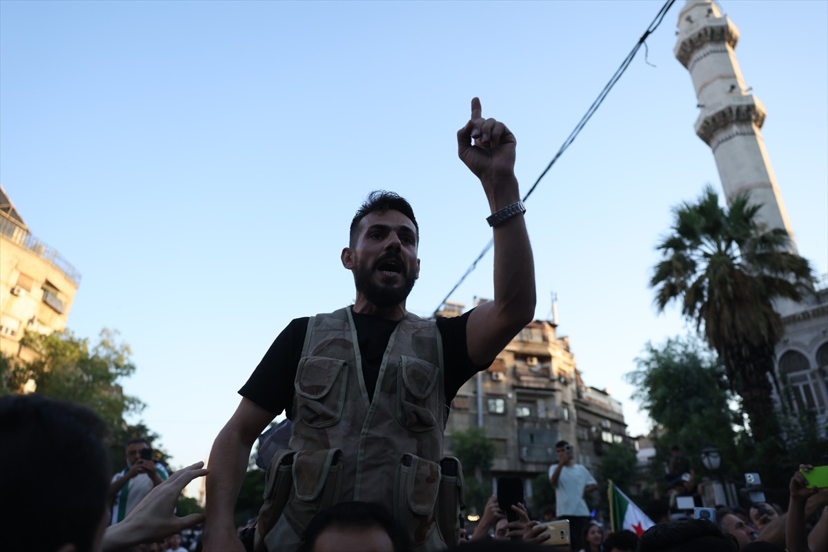 Suriye'nin başkenti Şam'da binlerce kişi, İsrail'in ülkeye yönelik düzenlediği hava saldırılarını...