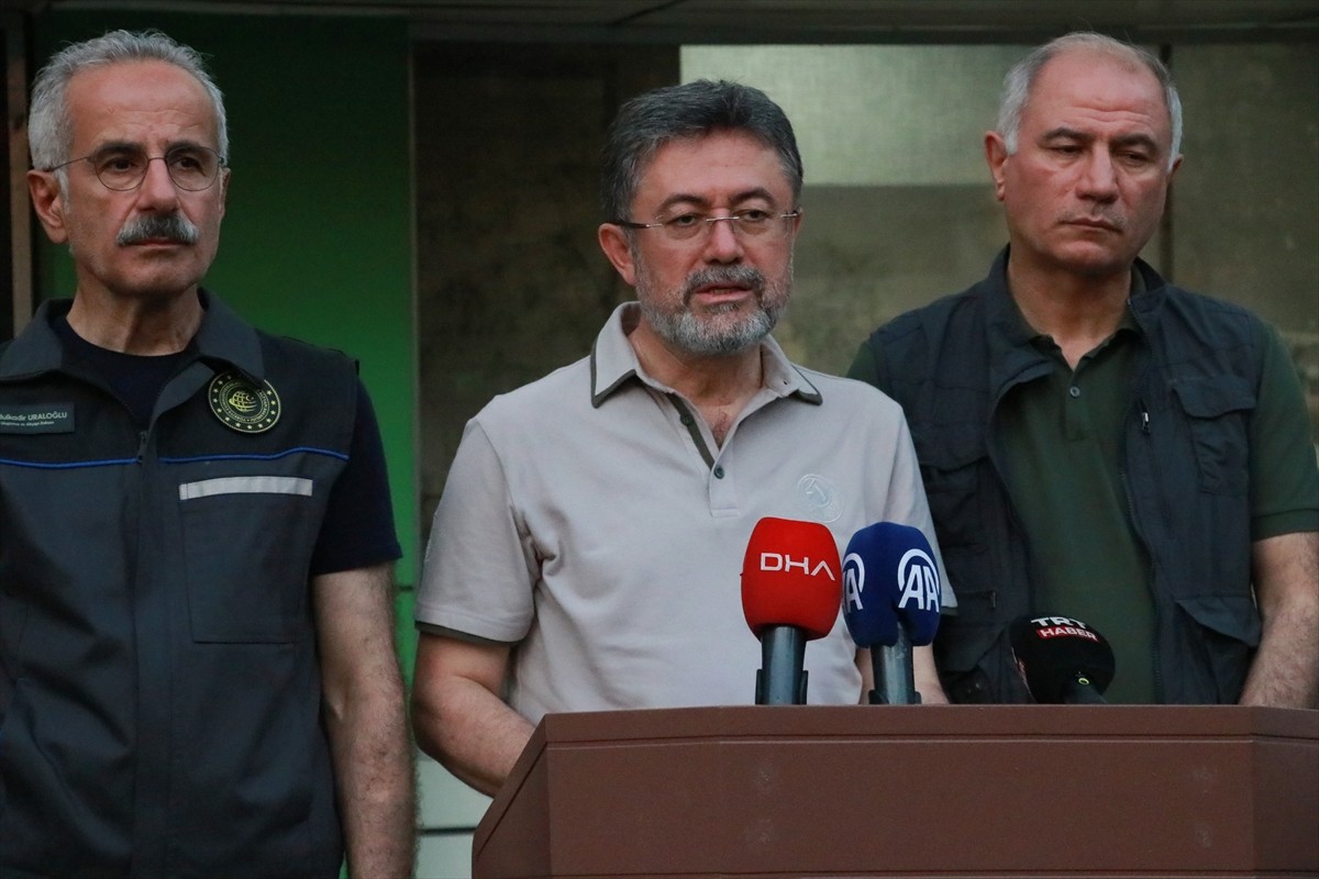 Tarım ve Orman Bakanı İbrahim Yumaklı (ortada), Ulaştırma ve Altyapı Bakanı Abdulkadir Uraloğlu...