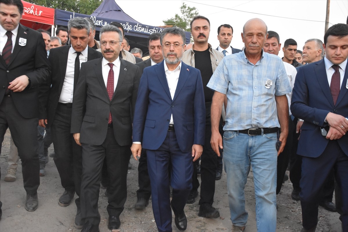 Tarım ve Orman Bakanı İbrahim Yumaklı (sol 4), Eskişehir'in Seyitgazi ilçesinde çıkıp...