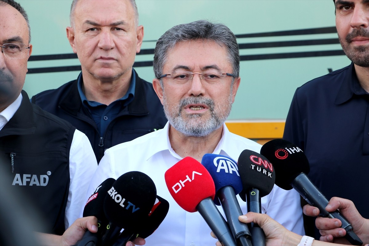 Tarım ve Orman Bakanı İbrahim Yumaklı, Tekirdağ'ın Şarköy ilçesindeki orman yangınına ilişkin...