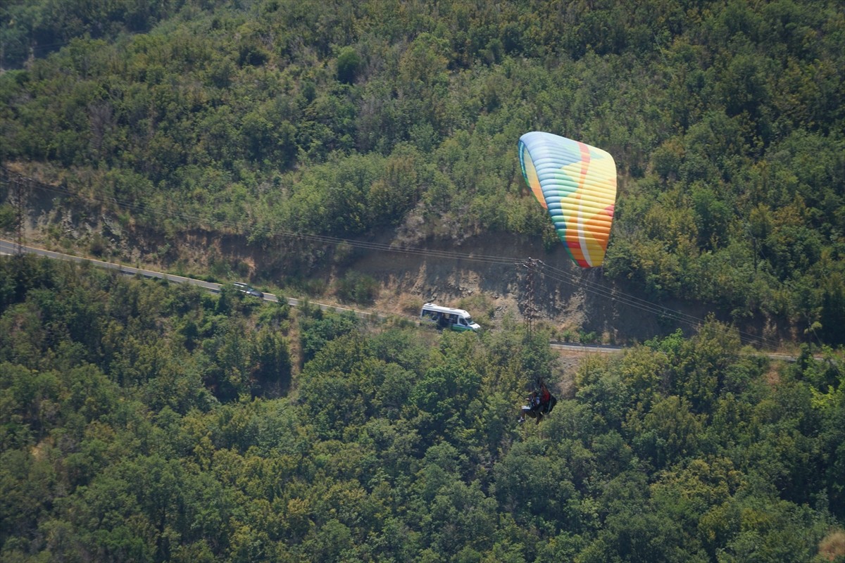 Tekirdağ'da bulunan Uçmakdere, gökyüzüyle buluşmak isteyen yamaç paraşütü tutkunlarını ağırlıyor....