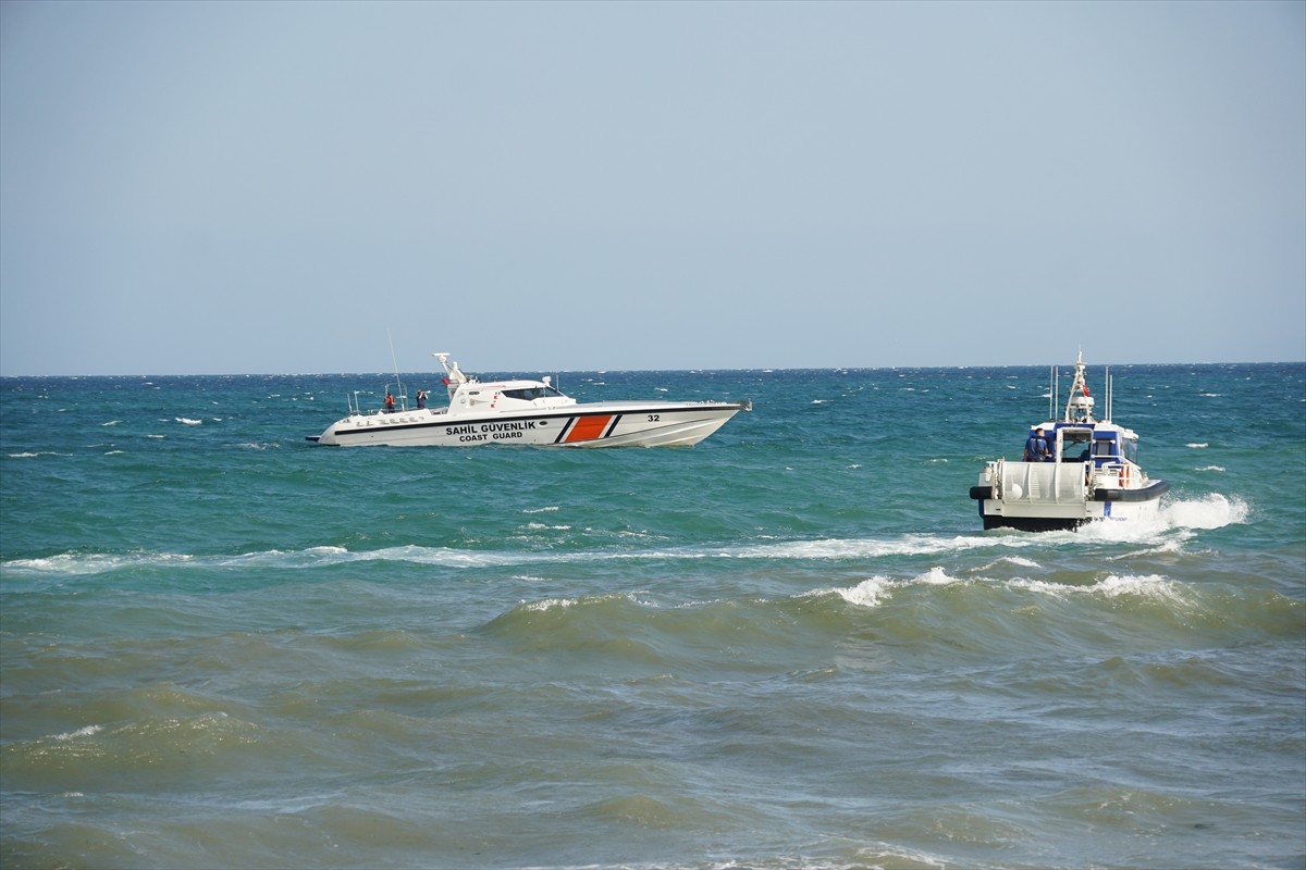 Tekirdağ'da denizde boğulma tehlikesi geçiren genç kurtarıldı, kaybolan arkadaşı için arama...