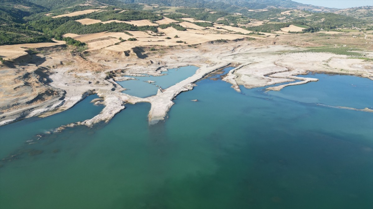 Tekirdağ'da içme suyu ve tarımsal sulamada kullanılan Naip Barajı'nda kuraklığın etkisiyle su...