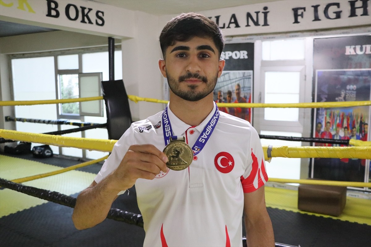 Tekirdağ'da öğretmeninin yönlendirmesiyle başladığı muaythai branşında Türkiye ve Avrupa...
