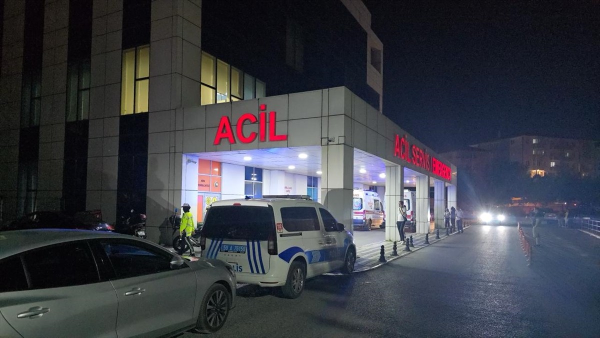 Tekirdağ'ın Çerkezköy ilçesinde bıçaklı saldırıya uğrayan bekçi yaralandı.