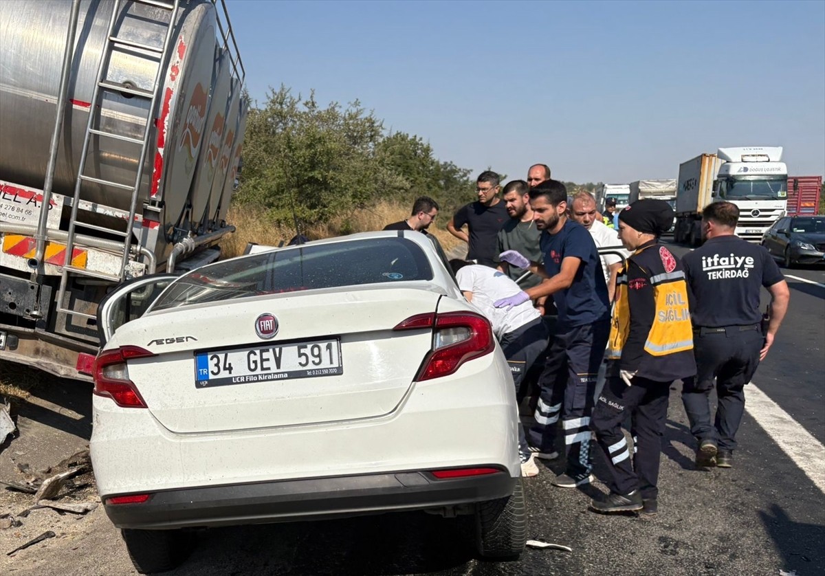 Tekirdağ'ın Ergene ilçesinde kamyon ile otomobilin çarpışması sonucu 4 kişi hayatını...